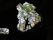 35 E il Piero dall'ingresso della grotta sta ad osservare e fotografare